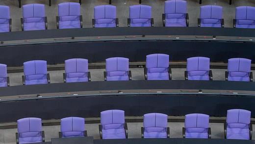 Regierungsbank       -  Die Regierungsbank im Bundestag. Die Ministerposten werden erst später bekanntgegeben. Foto: Hannibal