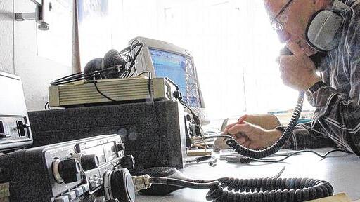 Streitfall: Die Amateurfunk-Anlage, die ein Hobbyfunker in Roßbach betreibt, sorgt nach wie vor für Zündstoff. Unser Symbolbild zeigt Reinhold Wittmann aus Höchstadt an seiner Funkanlage. Christian Bauriedel