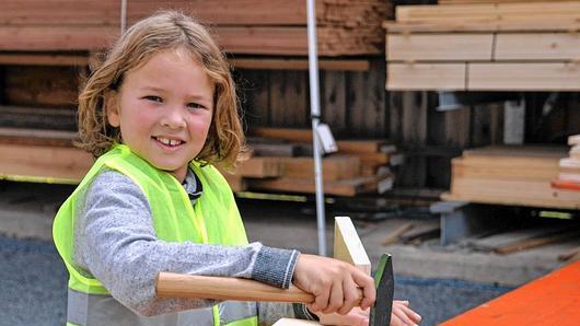 Leonard Willun aus Wohnau war eines von 75 Kindern, die am Türöffner Tag der Sendung mit der Maus in der Firma Holz-Vogel in Obertheres an einer kindgerechten Betriebsführung teilnahm und ein schönes Holz-Vogelhaus baute.