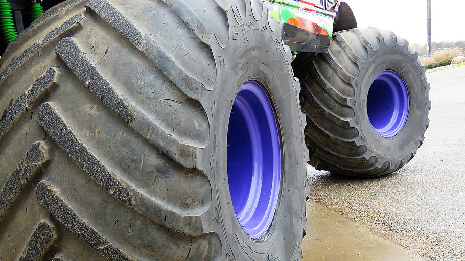 Playground JGA       -  Auf dem Monstertruck-Spielplatz werden Männerträume wahr.