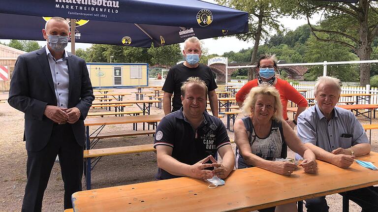 Froh über den idyllischen Standort am Main (von links): Bürgermeister Thomas Stamm, Joachim Papert, Heike Hurler (hintere Reihe), Christian Papert, Gerlinde Papert und Jürgen Papert (vordere Reihe).