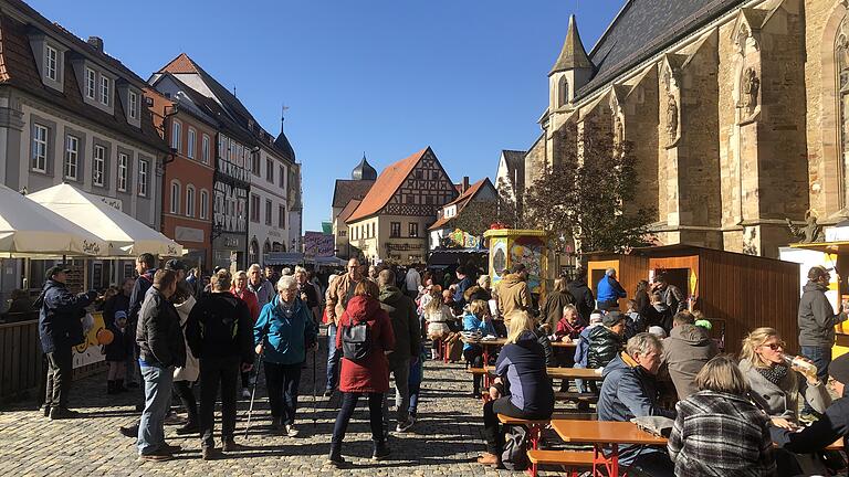 Strahlend blauer Himmel und eine Altstadt voller Menschen: Das Gerolzhöfer Herbstfest 2021 war ein voller Erfolg - trotz Corona-Auflagen.