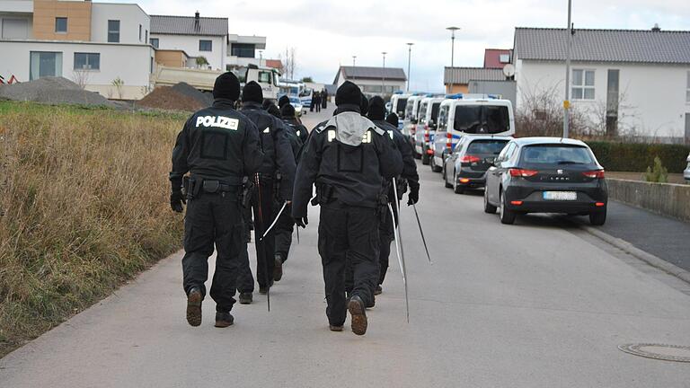 Ungewohntes Bild in der Münchner Straße in Bad Neustadt: Eine Einheit der Bereitschaftspolizei war am Montag rund um den Tatort auch im Wohngebiet unterwegs. Ungewohntes Bild in der Münchner Straße in Bad Neustadt: Eine Einheit der Bereitschaftspolizei war am Montag rund um den Tatort auch im Wohngebiet unterwegs.