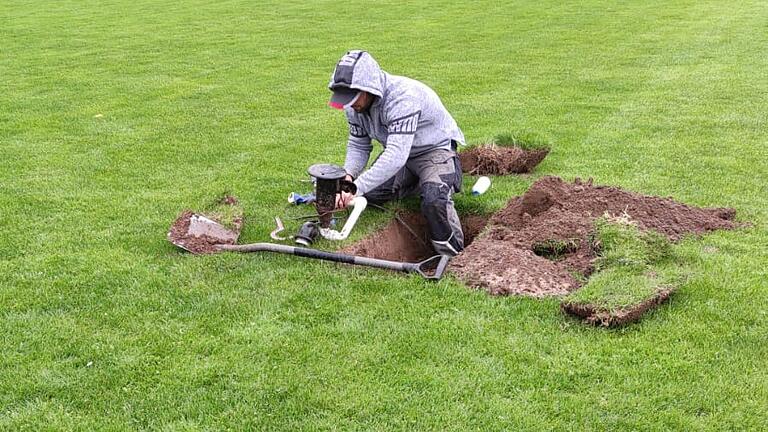 Der Einbau der neuen Beregnungssprinkler auf dem Spielfeld am Sportlerheim.