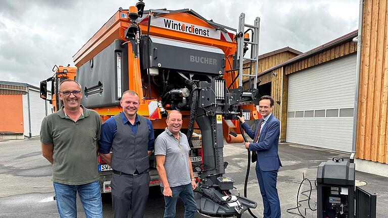 Quasi zum Abschied hat Norbert Müller (Zweiter von rechts), der Ende November in den Ruhestand verabschiedet wurde, noch einen vollelektrischen Streuautomaten für den Winterdienst angeschafft und dem Kreisbauhof übergeben. Das neue Gerät wurde vor den Augen von Landrat Florian Töpper (rechts), Joachim Bördlein (Leiter Kreisbauhofstützpunkt Gerolzhofen, links) und seinem Nachfolger Maurice-Riccardo Schmitt (daneben) testweise in Betrieb genommen. Quasi zum Abschied hat Norbert Müller (Zweiter von rechts), der Ende November in den Ruhestand verabschiedet wurde, noch einen vollelektrischen Streuautomaten für den Winterdienst angeschafft und dem Kreisbauhof übergeben. Das neue Gerät wurde vor den Augen von Landrat Florian Töpper (rechts), Joachim Bördlein (Leiter Kreisbauhofstützpunkt Gerolzhofen, links) und seinem Nachfolger Maurice-Riccardo Schmitt (daneben) testweise in Betrieb genommen.