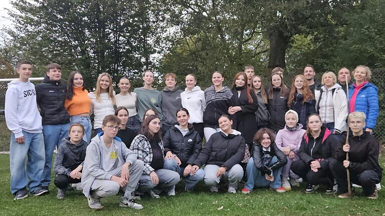 Das Foto entstand nach den gemeinsamen Kennenlernspielen auf dem Sportgelände der Realschule. In der ersten Reihe sind die polnischen Austauschschüler. In der zweiten und dritten Reihe befinden sich von außen: Joanna Dydak-Trela, Pawel Kalota, Beata Haun und Michael Weid.