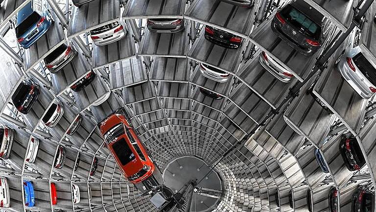 -       -  Der VW-Abgas-Skandal spitzt sich zu: Europas größter Autokonzern ist im freien Fall.