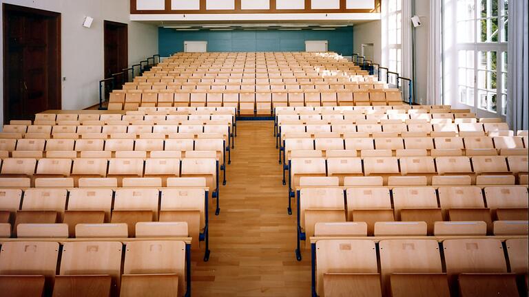 Das leere Audimax, der zentrale Hörsaal, der neuen Universität im Hauptgebäude am Sanderring. Das leere Audimax, der zentrale Hörsaal, der neuen Universität im Hauptgebäude am Sanderring.