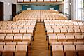 Das leere Audimax, der zentrale Hörsaal, der neuen Universität im Hauptgebäude am Sanderring.