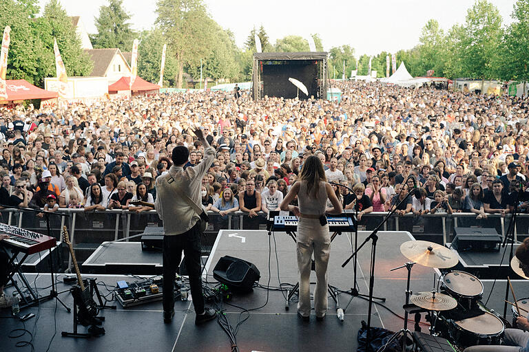 'The Late Summers' im Juli vor 8000 Menschen beim Open Air-Konzert von Radio Gong mit Johannes Oerding in Kitzingen.