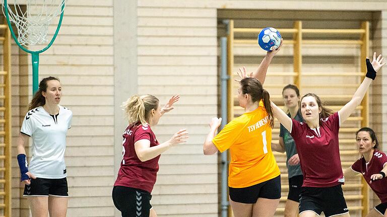 War die wohl entscheidende Akteurin im Landesliga-Topspiel gegen Löffelsterz: Heidenfelds Sarah Stacey (Mitte).