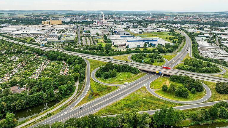 Blick aus der Luft auf die Abfahrt Schweinfurt-Zentrum der Autobahn 70. Ab 1. Juli wird der Fahrbahnbelag der unter der Autobahn verlaufenden B286 auf gut einem Kilometer Länge erneuert, weswegen die Abfahrt mehrere Wochen nicht genutzt werden kann.