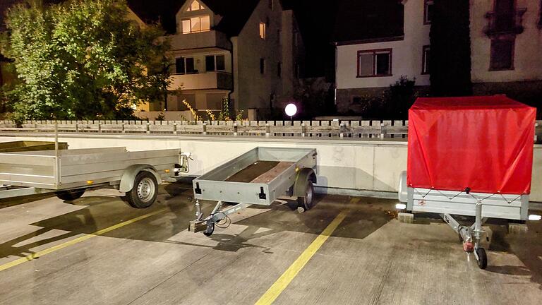 Wem gehören die zahlreichen Anhänger auf dem Edeka-Parkdeck in Zell?