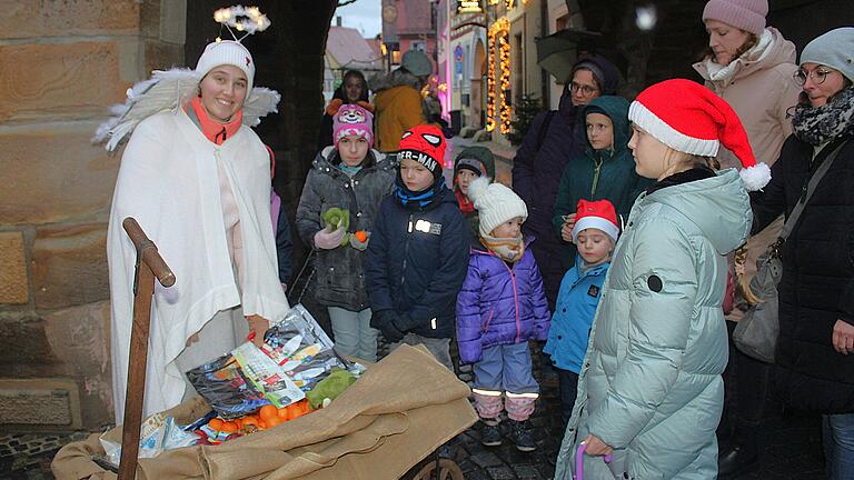 Das Christkind verteilte bei der Kinderweihnacht in Prichsenstadt einige Geschenke an die Kinder, die trotz des regnerischen Wetters gekommen waren. Das Christkind verteilte bei der Kinderweihnacht in Prichsenstadt einige Geschenke an die Kinder, die trotz des regnerischen Wetters gekommen waren.