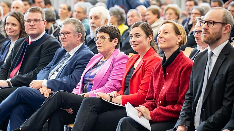 Neujahrsempfang von SPD Stadt und Land in der Franz-Oberthür-Schule in Würzburg (von rechts): Alexander Kolbow, Eva von Vietinghoff-Scheel, Katharina Räth, Christiane Halbleib mit ihrem Mann MdL Volkmar Halbleib, MdL Holger Grießhammer und seine Frau Nicole. Neujahrsempfang von SPD Stadt und Land in der Franz-Oberthür-Schule in Würzburg (von rechts): Alexander Kolbow, Eva von Vietinghoff-Scheel, Katharina Räth, Christiane Halbleib mit ihrem Mann MdL Volkmar Halbleib, MdL Holger Grießhammer und seine Frau Nicole.