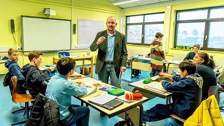 Zack Treadway aus Illinois, USA, unterrichtet die achte Klasse in Englisch. Unterstützt wird er von einer Assistenzlehrerin.