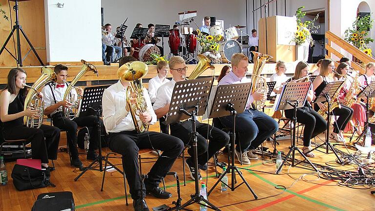 Die 28 Musikanten des Schulorchesters sorgten unter Leitung von Wolfram Hirsch für einen satten Sound bei der Abschlussfeier.