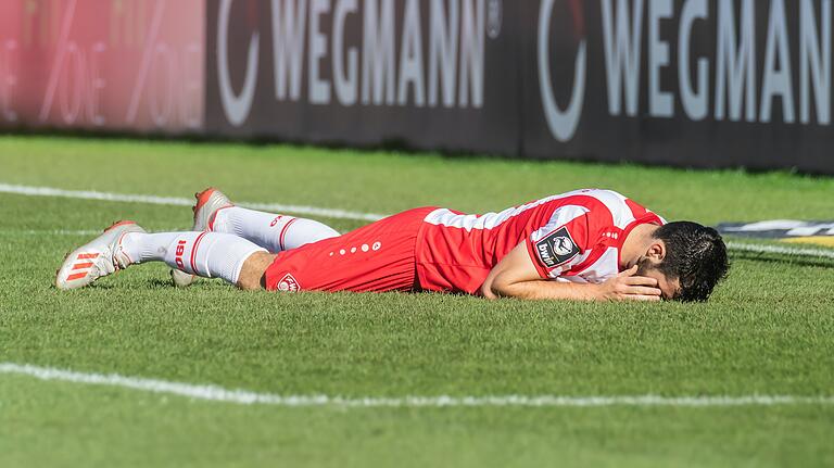 Luca Pfeiffer ärgert sich über eine verpasste Torchance in der Partie gegen Duisburg. Das Spiel endet mit einer 0:2-Niederlage für die Kickers.