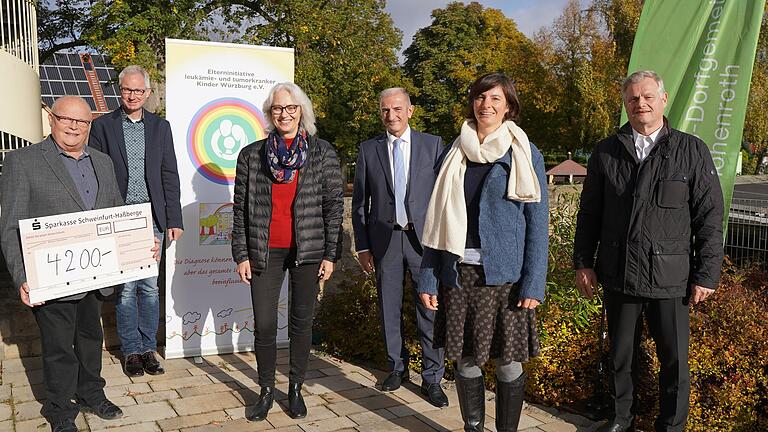 Fröhliche Gesichter dank einer 'wunderbaren' Spendenaktion der nun aufgelösten KAB. Das Foto zeigt: Bernhard Schreiber (KAB-Leitungsduo, es fehlt Helga Reder),  Norbert Staiche (BR), Claudia Rossberg (Elterninitiative leukämie- und tumorkranker Kinder), Roberto Nernosi vom Förderkreis Maria Schutz, Christine Frauer (SOS-Kinderdorf Hohenroth) und Dekan Werner Kirchner.