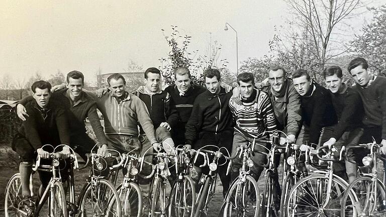 Die Einfahrer von Fichtel & Sachs. Mit dabei Hugo Popp (rechts), Ernst Lang (Fünfter von rechts) und Karl Raab (Sechster von rechts) Die Einfahrer von Fichtel & Sachs. Mit dabei Hugo Popp (rechts), Ernst Lang (Fünfter von rechts) und Karl Raab (Sechster von rechts)