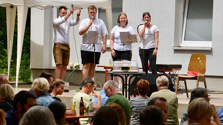 Der Höhepunkt des Kirchweihwochenendes stand traditionell am Sonntag nach dem Mittagessen an. Die Kirchweihsängerinnen und -sänger Michael Danzberger, Markus Unrau, Lisa Drescher und Laura Knuth traten ans Mikrofon, um die Gäste zu begrüßen.