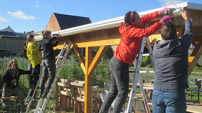 Auf dem Foto: Fertigstellung der Pergola für Umwelt- und Ernährungsbildung beim Ackertag der SoLaWi in Bergrheinfeld.