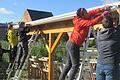 Auf dem Foto: Fertigstellung der Pergola für Umwelt- und Ernährungsbildung beim Ackertag der SoLaWi in Bergrheinfeld.