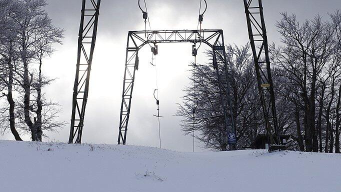 Bis Anfang April hielt in diesem Jahr die Skisaison auf der Wasserkuppe. Die Nachfrage der Skifahrer war zwar gedämpft, aber vier Stunden Vollgas auf leeren Pisten machten Laune. Am Dreitannenlift am Kreuzberg (Foto) ging die Saison nicht so lange.