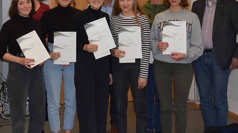 Das Bild zeigt die erfolgreichen Absolventen des Internationalen Duke of Edinburgh's Award und verantwortliche Lehrer für das Programm am Armin-Knab-Gymnasium (vorne von links): Lea Lindner, Marla und Lale Falkenberg, Miriam Lindner, Anna Migula und in der hinteren Reihe Martina Hahn, Matthias Horn, Leopold Fischer und Christian Hanft.