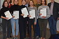 Das Bild zeigt die erfolgreichen Absolventen des Internationalen Duke of Edinburgh's Award und verantwortliche Lehrer für das Programm am Armin-Knab-Gymnasium (vorne von links): Lea Lindner, Marla und Lale Falkenberg, Miriam Lindner, Anna Migula und in der hinteren Reihe Martina Hahn, Matthias Horn, Leopold Fischer und Christian Hanft.