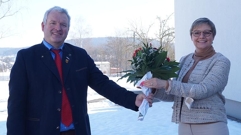 Ein Blumenstrauß mit Abstand: Die SPD hat MdB Sabine Dittmar auch für die diesjährige Bundestagswahl als Kandidatin nominiert. Dazu gratulierte Unterbezirksvorsitzender Jürgen Hennemann.