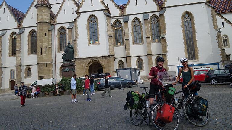 Phillip Hubert und Theresa Drösler vor der evangelischen Stadtpfarrkirche in Sibiu (Hermannstadt) in Rumänien.