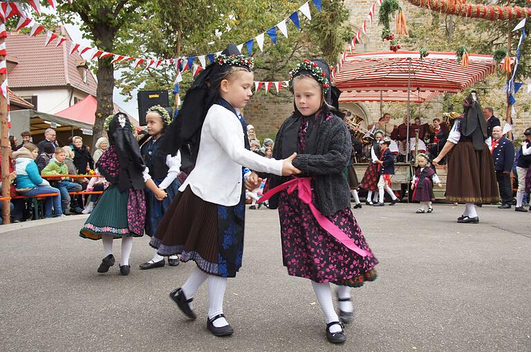 Ihre Tanzkünste bewiesen die Kinder des Sennfelder Volkstrachtenerhaltungsvereins beim Erntedankfest. Ihre Tanzkünste bewiesen die Kinder des Sennfelder Volkstrachtenerhaltungsvereins beim Erntedankfest.