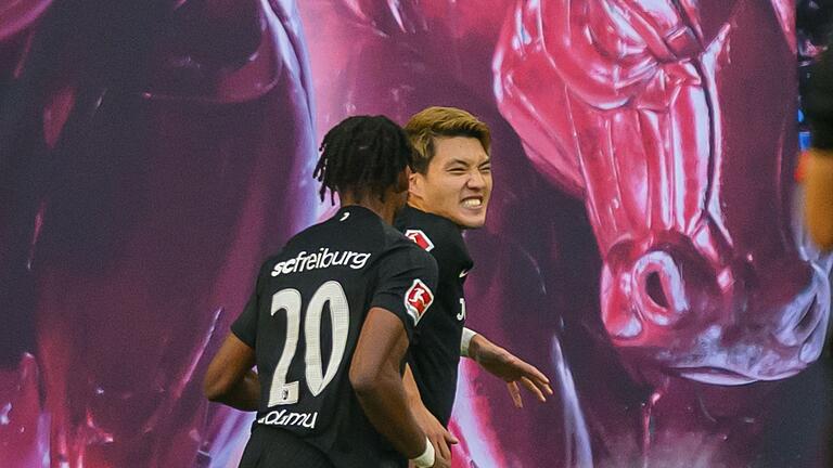 RB Leipzig - SC Freiburg       -  Ritsu Doan (r.) jubelt über das Freiburger Führungstor.