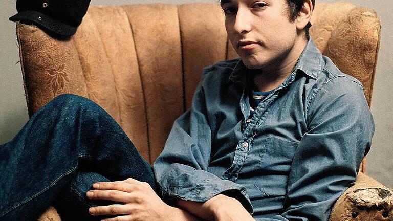 Der junge Dylan: Das Bild entstammt dem Prachtband &bdquo;Bob Dylan &ndash; Bilder eines Lebens&ldquo; von Ty Silkman (Verlag Schwarzkopf & Schwarzkopf, 160 Seiten, über 200 Schwarz-Weiß- und Farbabbildungen, 24 x 30 cm, 29,95 Euro). Im Text: Dylan 2013.