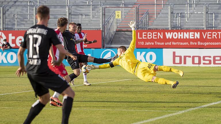 Mit gestrecktem Bein voraus: Kickers-Torwart Vincent Müller muss nach dieser Aktion des Magdeburgers Anthony Roczen verletzt vom Feld, der Übeltäter sah nicht einmal die Gelbe Karte.