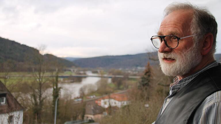 Richard Sauterleute ist leidgeplagt durch Bahnlärm und weiß, wie viele Züge durch Gemünden fahren. Von seinem Balkon aus blickt er auf die Gleise.&nbsp;