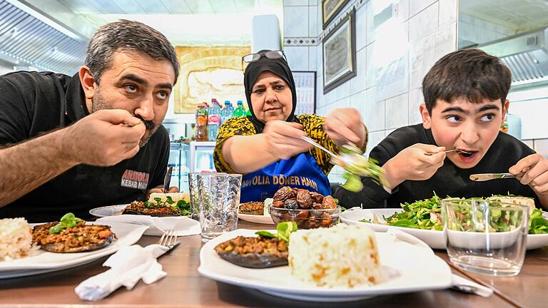 Aubergine, Reis, Salat und Wasser. Ramazan Acar, Hatice Acar und Mert Acar (v.l) beim abendlichen Fastenbrechen im Anatolia Kebap Haus in der Semmelstraße in Würzburg. Aubergine, Reis, Salat und Wasser. Ramazan Acar, Hatice Acar und Mert Acar (v.l) beim abendlichen Fastenbrechen im Anatolia Kebap Haus in der Semmelstraße in Würzburg.