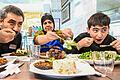 Aubergine, Reis, Salat und Wasser. Ramazan Acar, Hatice Acar und Mert Acar (v.l) beim abendlichen Fastenbrechen im Anatolia Kebap Haus in der Semmelstraße in Würzburg.