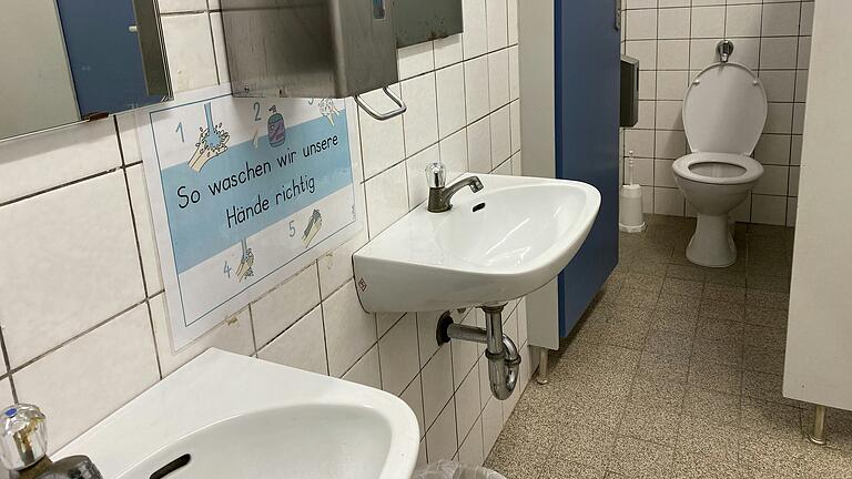 Von Wohlfühlfaktor weit entfernt sind die meisten Toiletten an der Friedrich-Rückert-Grundschule in Schweinfurt. Die Kinder gehen ungern auf diese Toiletten, sagt Rektorin Sabrika Neckov.