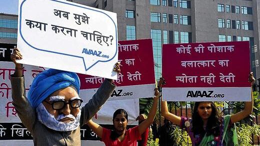 Proteste vor dem Gerichtsgebäude: Ein Demonstrant trägt eine Maske des indischen Premiers Manmohan Singh, dessen Untätigkeit vielfach kritisiert wird. Er hatte sich erst mit großer Verzögerung zu der Vergewaltigung geäußert und die Tat verurteilt.