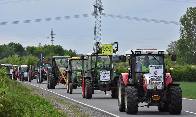 In Unterfranken und gerade um Schweinfurt ist der Protest gegen SuedLink besonders laut. Im Bild protestieren Gegner der Trasse per Schlepper-Kolonne gegen die Stromautobahn.