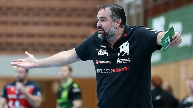 Da war die Welt noch in Ordnung: Handballtrainer Stephan Swat, hier im Dezember 2019 beim Gastspiel seines EHV Aue in der Würzburger s.Oliver Arena gegen die DJK Rimpar Wölfe.