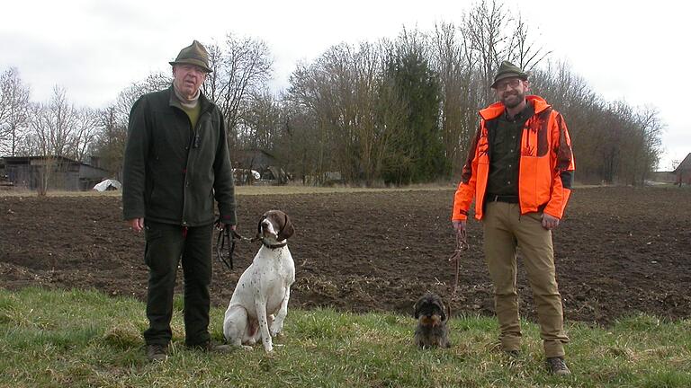 Die Aufnahme entstand in der Gemarkung 'Rosengarten' und zeigt Rainer Rockenstein (links) und seinen Nachfolger Thomas Schmidt (rechts). Auch die vierbeinigen Jagdbegleiter der beiden Jäger wollten mit aufs Gruppenfoto.