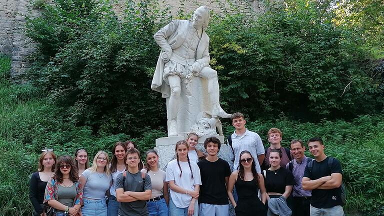 Goethe verehrte Shakespeare – und ihm zu Ehren wurde ein Denkmal im Ilm-Park aufgestellt. Goethe verehrte Shakespeare – und ihm zu Ehren wurde ein Denkmal im Ilm-Park aufgestellt.
