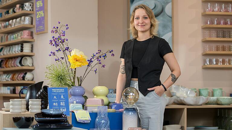 Liza Marie Brehm ist die Filialleiterin des neu eröffneten Trend-Ladens 'Motel a Miio' am unteren Markt in Würzburg. Liza Marie Brehm ist die Filialleiterin des neu eröffneten Trend-Ladens 'Motel a Miio' am unteren Markt in Würzburg.