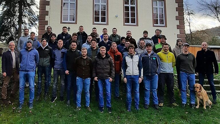 Das Foto zeigt den Jahrgang im Garten der Forstschule mit Schulleiter Christof Welzenbach (links) und Lehrgangsleiter Gerd Baumeister (rechts). Das Foto zeigt den Jahrgang im Garten der Forstschule mit Schulleiter Christof Welzenbach (links) und Lehrgangsleiter Gerd Baumeister (rechts).