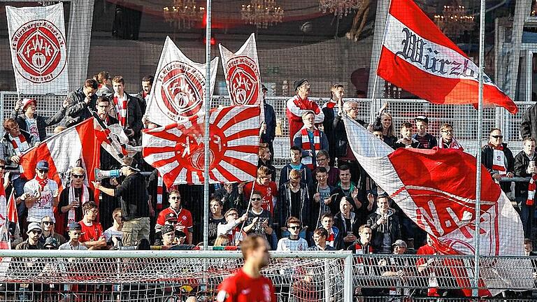 20151031FSWUEAAL025 - Stimmung am Dallenberg: Beim Heimspiel der Kickers gegen Hansa Rostock werden die Zuschauerränge gut gefüllt sein. 20151031FSWUEAAL025 - Stimmung am Dallenberg: Beim Heimspiel der Kickers gegen Hansa Rostock werden die Zuschauerränge gut gefüllt sein.