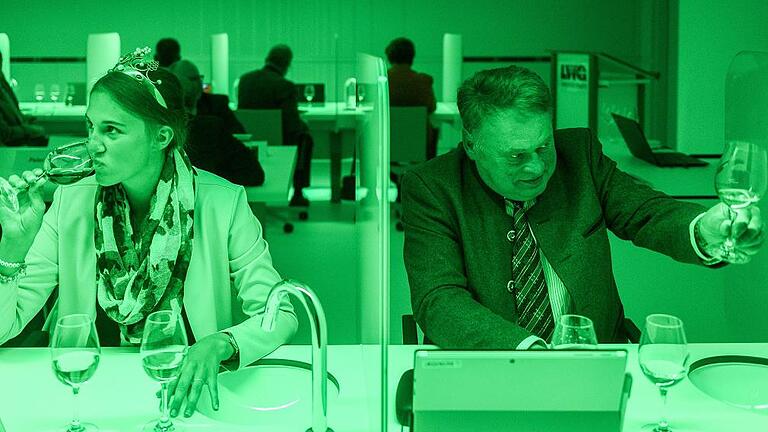 Wie schmeckt Wein im grünen Licht? Die LWG in Veitshöchheim hat ein neues Sensorik-Zentrum zur sensorischen Analyse von Lebensmitteln. Bei der Eröffnung waren u.a. Landwirtschaftsminister Helmut Brunner und die Fränkische Weinkönigin Silena Werner dabei. FOTO: Thomas Obermeier