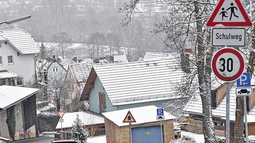 Langsam fahren: In der Ansbacher Straße, auf Höhe der Kirche, steht ein Tempo-30-Schild, das die Autofahrer auf die dort geltende Höchstgeschwindigkeit hinweist. Am Fuße des Berges, an der Einmündung zur Unteren Au-Straße, muss man anhalten und Vorfahrt gewähren. Diese Regelung bleibt auch künftig bestehen.